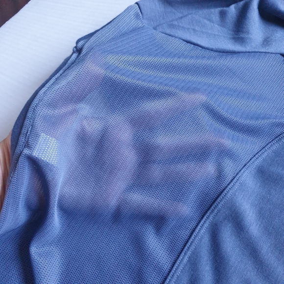 Under Armour Wm's Whisperlight Long Sleeve Active Top w/ Mesh Back Panel Blue Sm - Picture 10 of 16